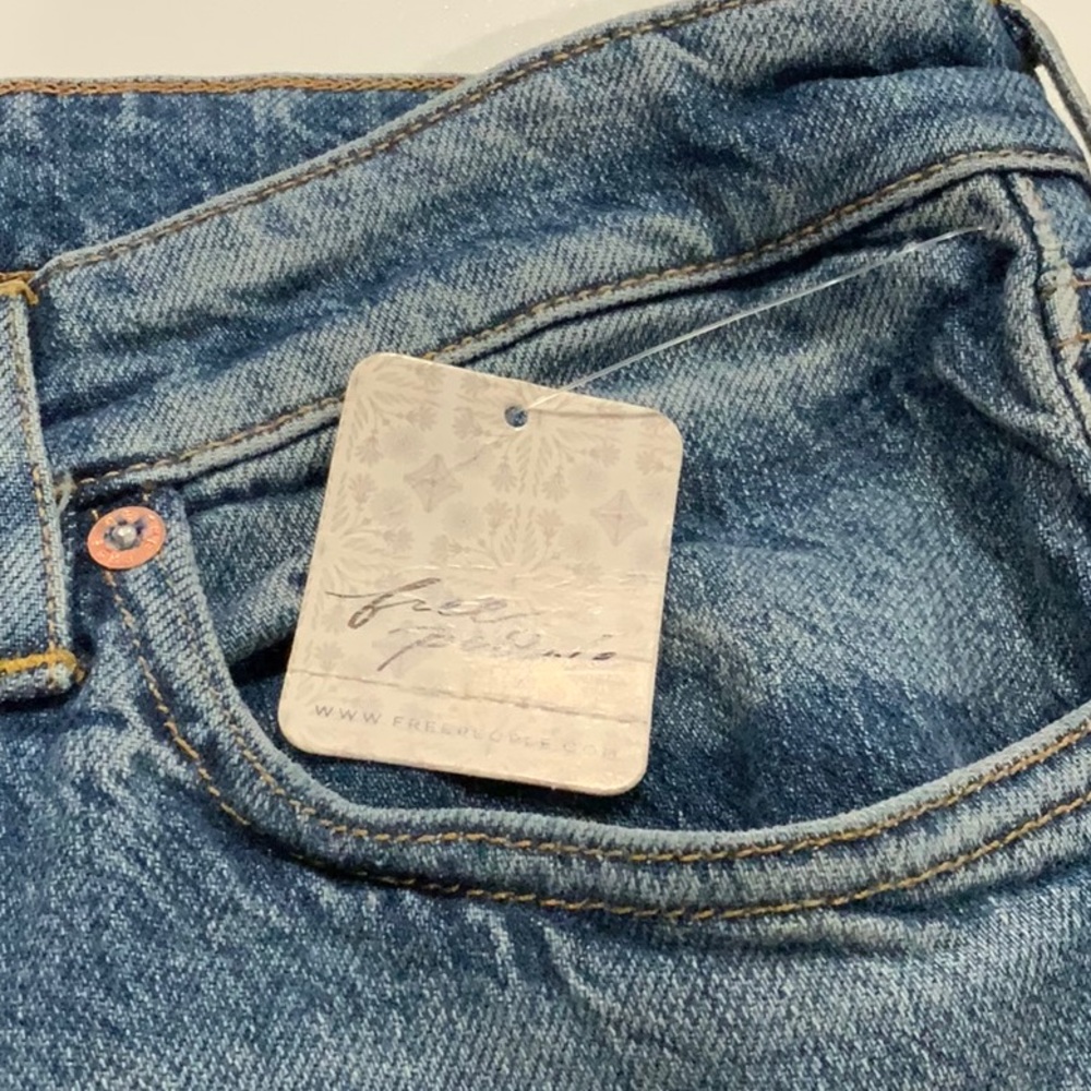 We The Free Distressed Straight Leg Jeans NWT Bin A9 - Picture 11 of 11